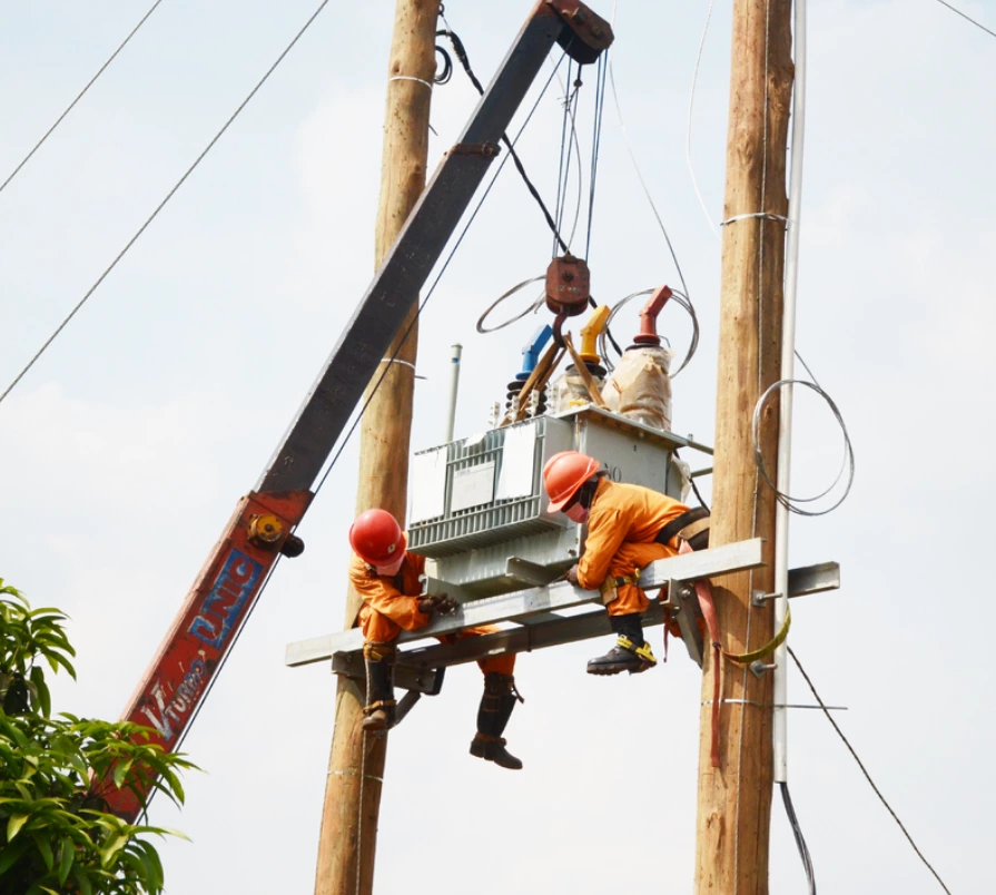 What are the hardware for overhead transmission lines?