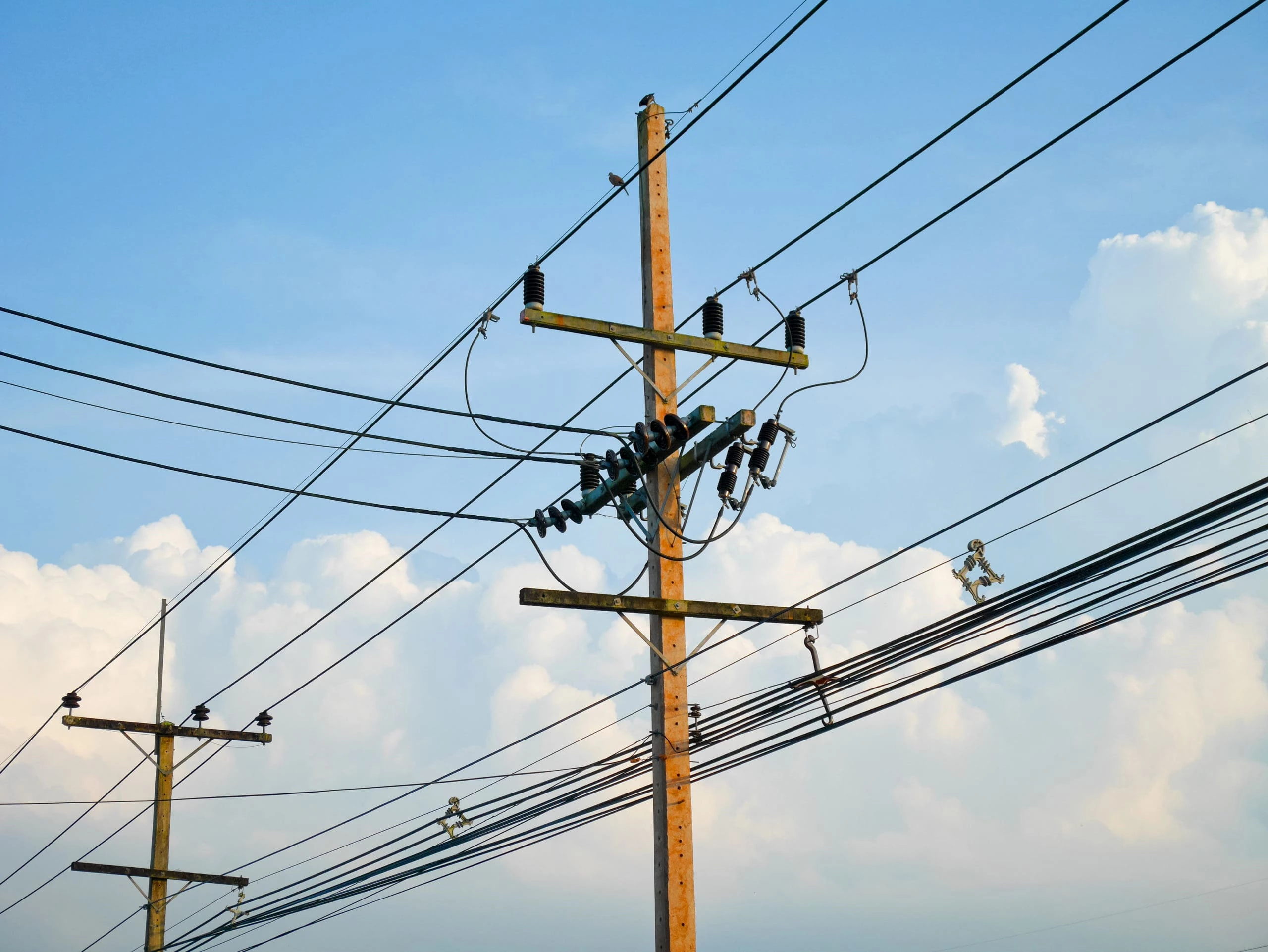 Which Pole Line Hardware Should You Use For Power Transmission And Distribution Lines?